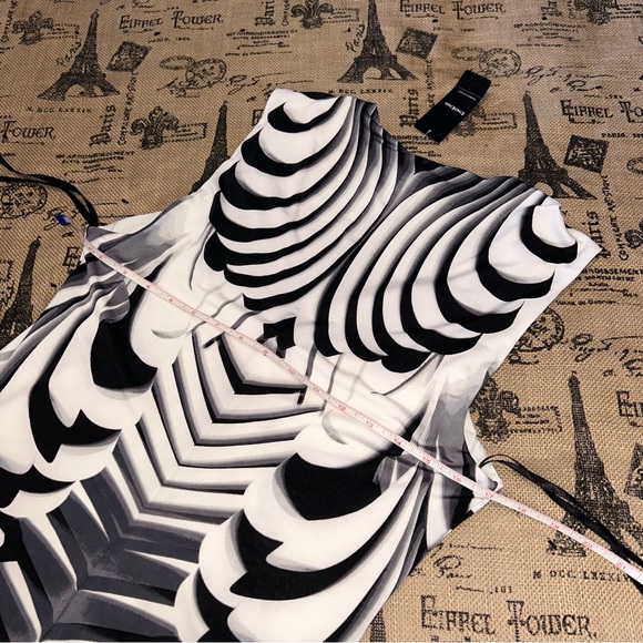 Bebe NWT! Abstract Black/White Print V-Neck Wrap Nude Metal Details Blouse - Picture 13 of 15